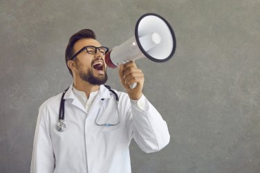 醫生拿著擴音器。