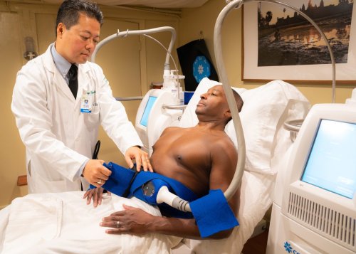 médico prepara CoolSculpting en la cintura del paciente.