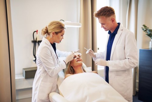 nhân viên y tế chuẩn bị tiêm filler cho bệnh nhân.