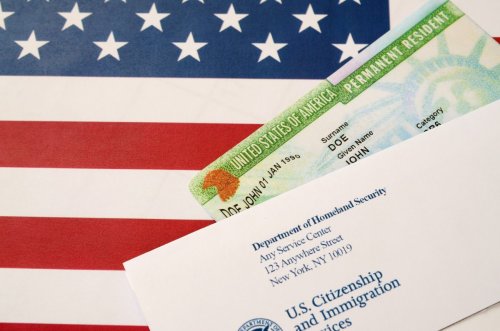 美國國旗、綠卡和美國移民局（USCIS）的一封信。