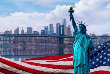 Tượng Nữ thần Tự do với cờ Mỹ và thành phố New York