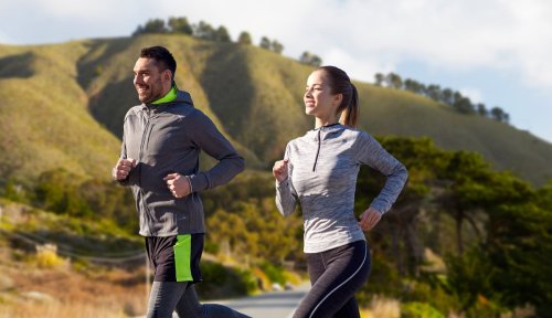 pareja corriendo en las colinas de Big Sur.