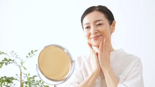 女性在鏡子中對自己微笑。