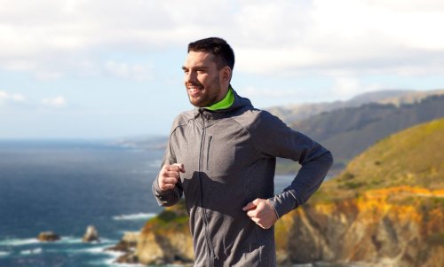 hombre corriendo por fitness en el parque.