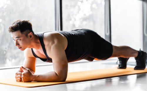 đàn ông chạy rèn luyện trong công viên.